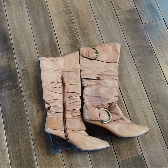 Camel colored wedge boots - Picture 2 of 8